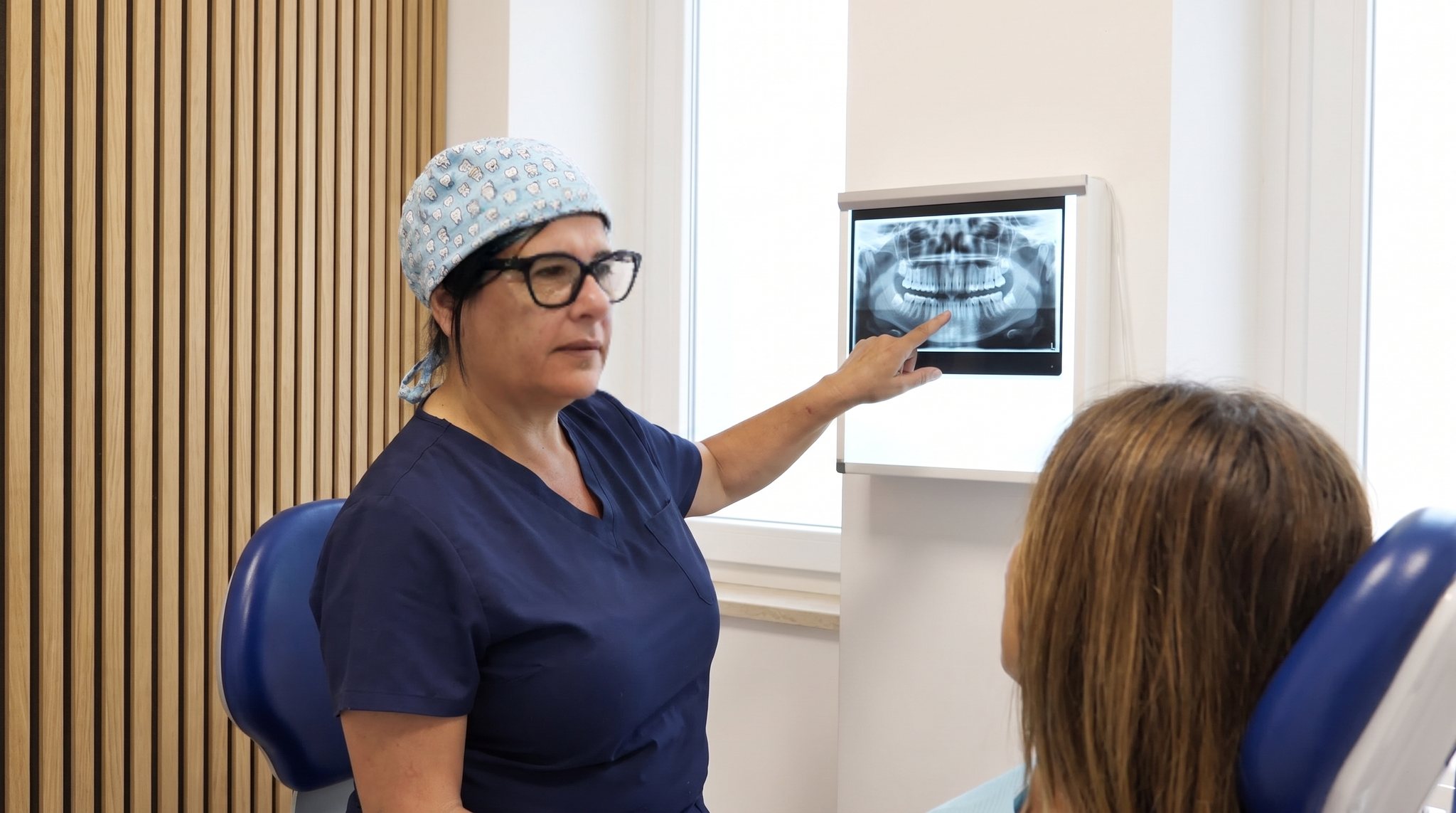 Devitalizzazione a Lucca: la Dott.ssa Barbara Berti mostra la radiografia di un molare a una paziente